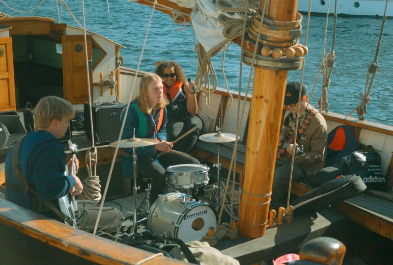 Musikkursen spelar på båt Deltagare från Musikkursen spelar på en båt