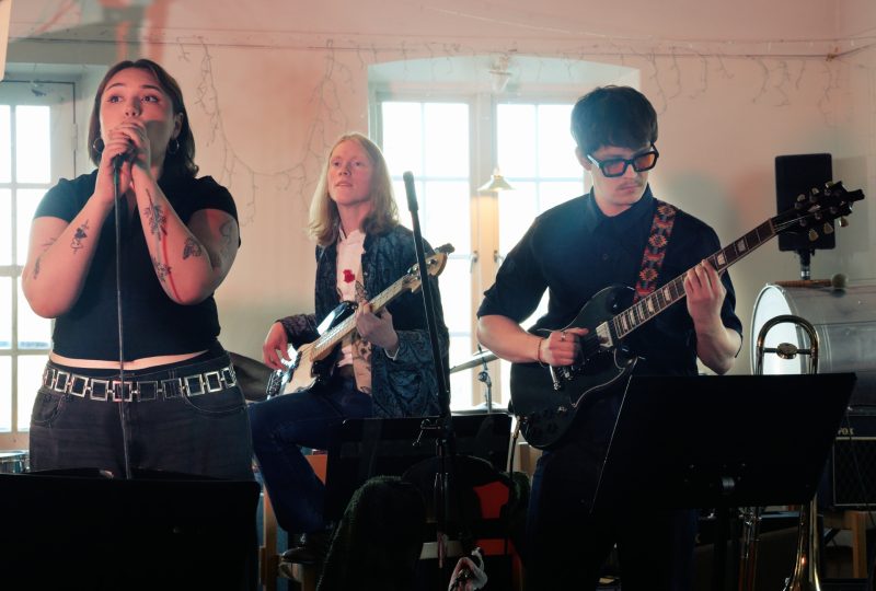 Musikcafé Band spelar musik