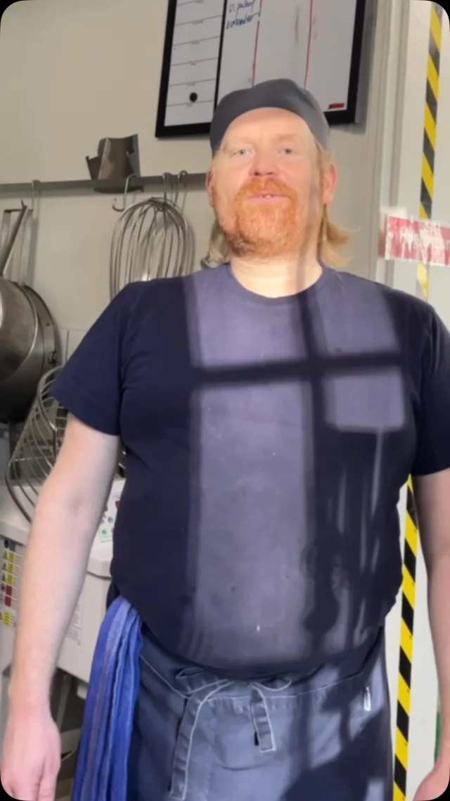Davids mattips:  En ny serie filmer varje fredag. Vår köksansvarige David presenterar sina mattips. Först ut är ”Hur du skär en rödlök”