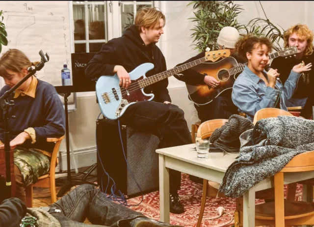 Öppet hus/ öppen repetition 2 april 13-16
Är du nyfiken på Skeppsholmens folkhögskolas musikkurs? Välkommen på öppet hus/öppen repetition!
Musikkursen repar på sin nyskrivna musikaliska tolkning av boken Den lille prinsen (Saint-Exupéry), kom och lyssna och ställ frågor om utbildningen.