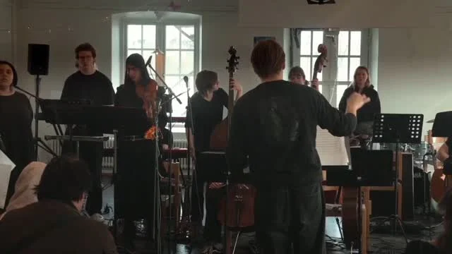 Kom och se vår musikkurs framträda och följ med på en resa in i sagans värld.

När: 11:e april 2025, kl. 19:30
Plats och adress: Kulturhuset Dieselverkstaden – Marcusplatsen 17, 131 54 Nacka

Sedan tidig januari har deltagarna arbetat med ett skrivprojekt där de har tolkat varsitt kapitel ur den franska klassikern ”Den lille prinsen” av Antoine de Saint-Exupéry. Efter månader av skrivande, komponerande och repetition är de nu stolta att äntligen få framföra allt på Dieselverkstaden.

Biljett länken finns i vår bio och på hemsidan