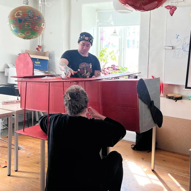Kom till Dieselverkstaden ikväll kl. 19.30 om ni vill ta del av fantastisk scenografi skapat av allmänkurs - konst/illustration och musik av våra eminenta musikdeltagare:) Biljetterna kostar 150kr! #musikkurs #allmänkurs #konst #illustration #skeppsholmensfhsk